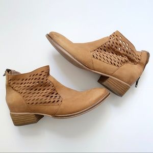 Seychelles | waypoint perforated ankle boots